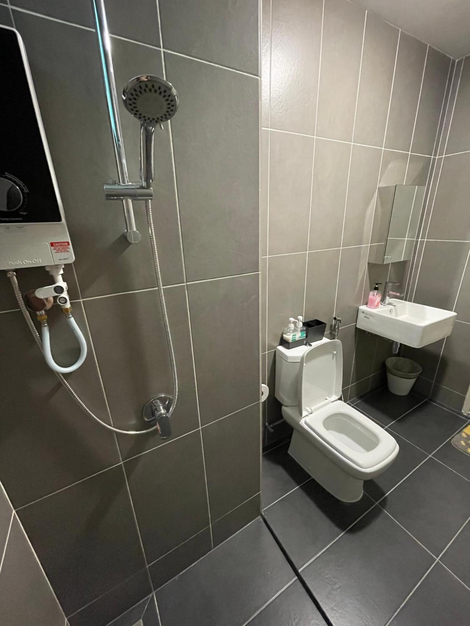Greenfield A Sunway Subang 10 Pax 3r2b With Internet * Petaling Jaya
